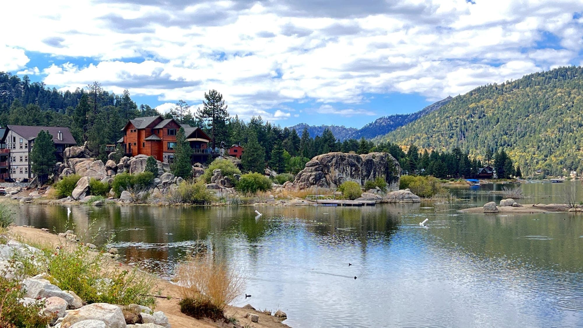 Lakeside Big Bear homes set among granite boulders by the water