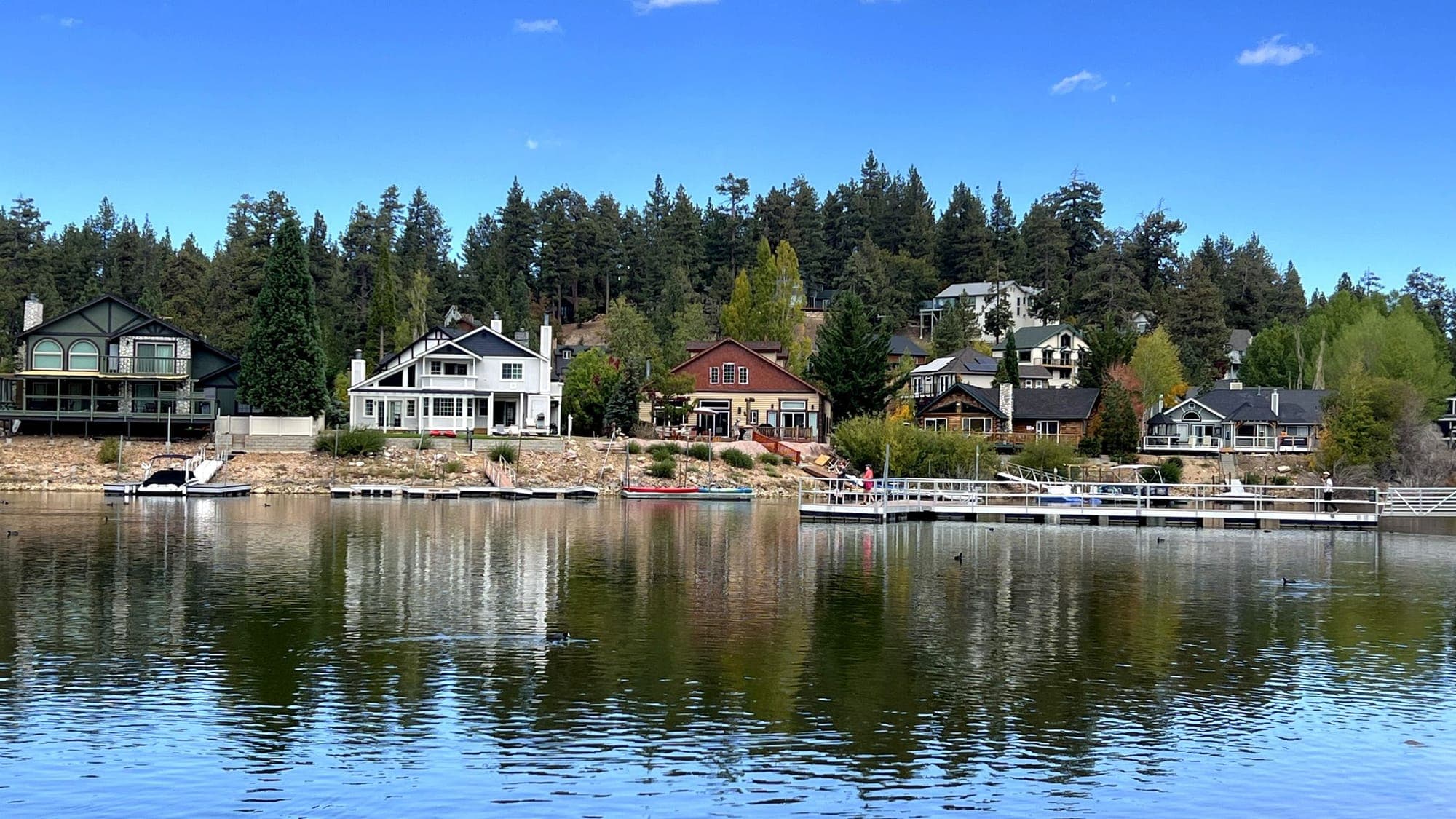 Lakefront homes lining the forested shoreline of Big Bear Lake
